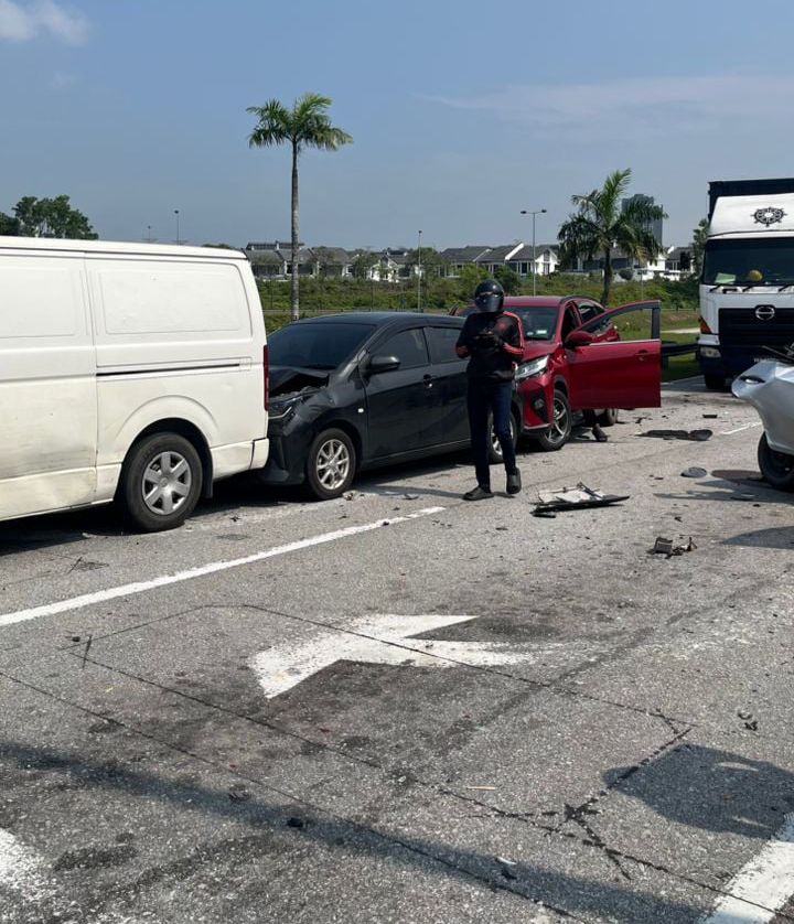罗里失控猛撞5车 母女重伤情况危急